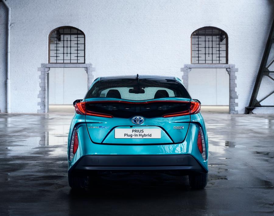  Toyota Prius Plug-in Hybrid 2016 года  (фото 4 из 187)
